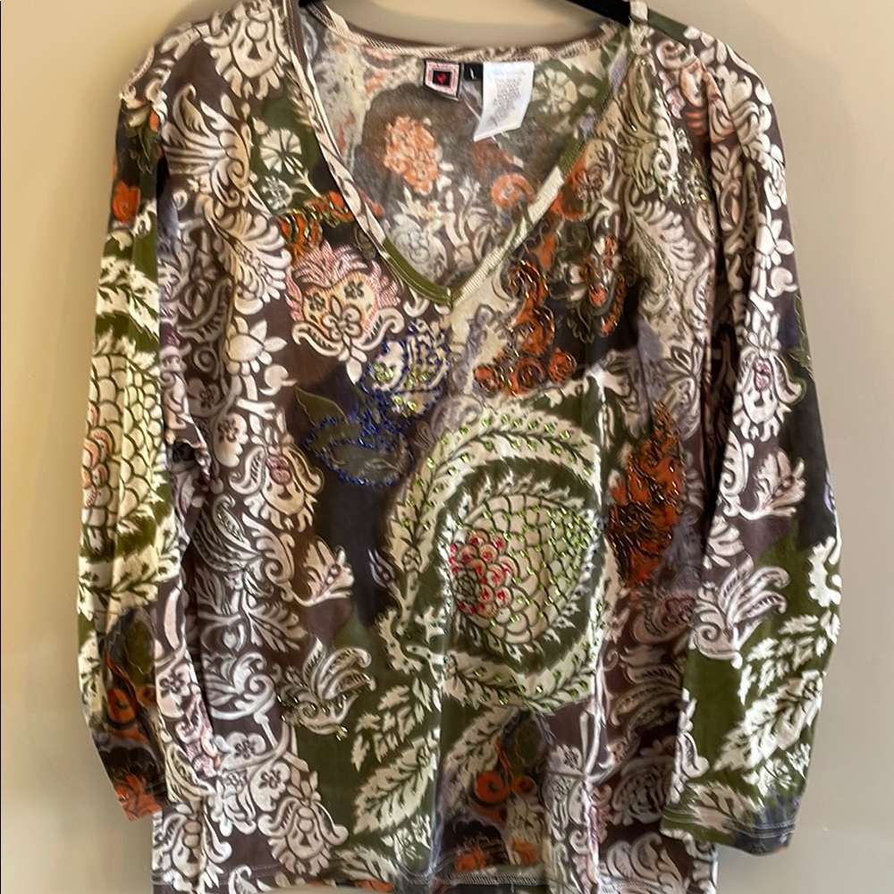 Women’s Vneck T-shirt. Size large